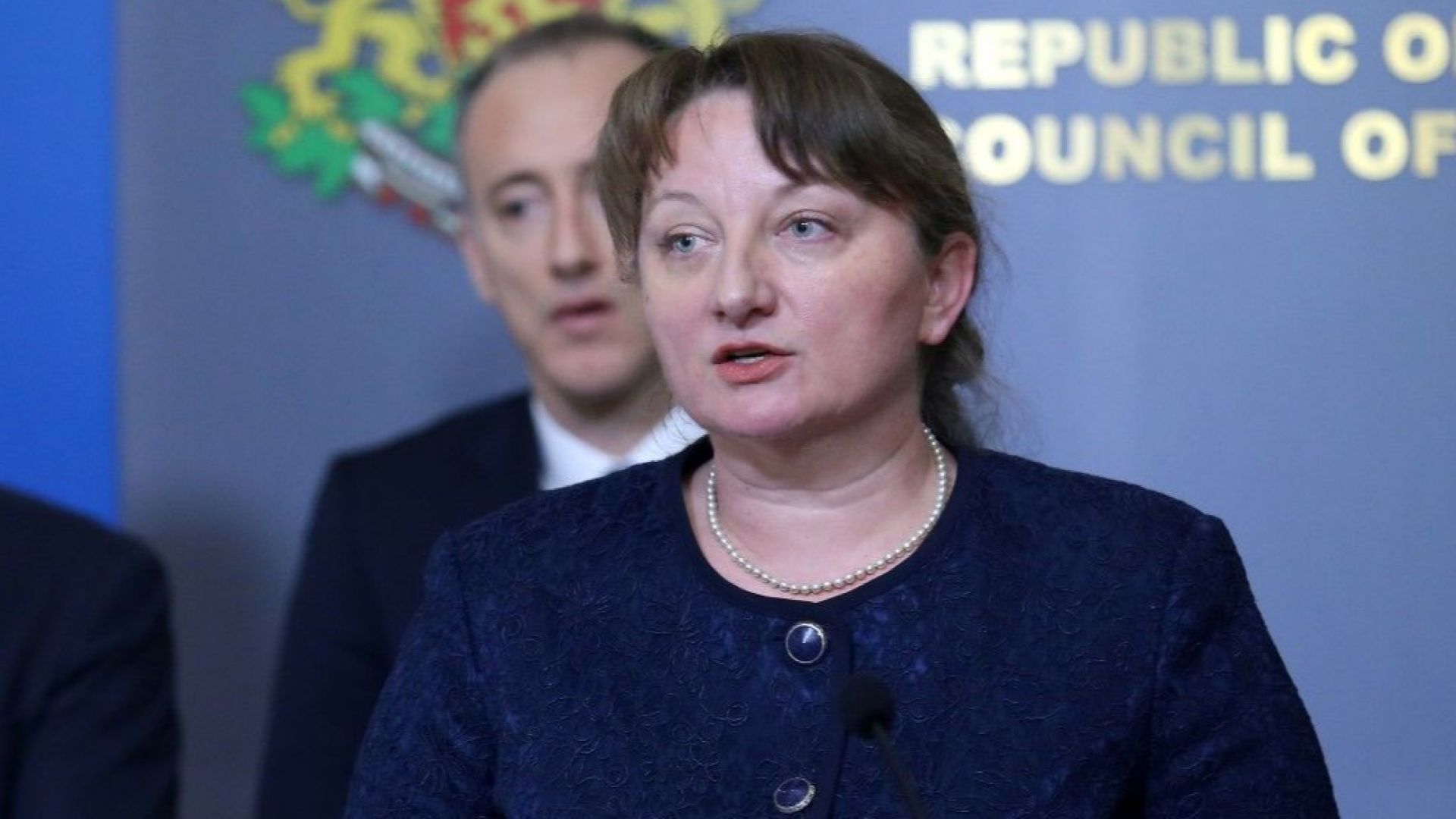 Социалният министър Деница Сачева обяви, че подкрепя отлагането с шест