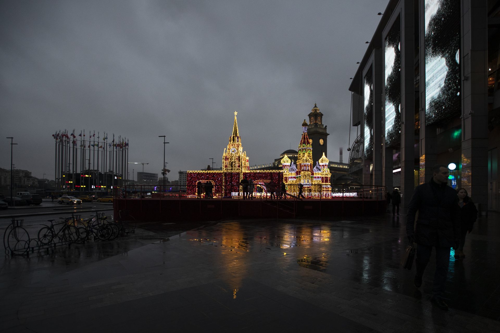 Вместо да е покрита със сняг, сега руската столица е мокра от дъжд