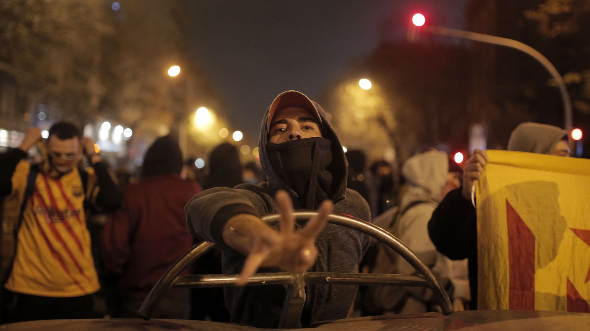 Най малко 46 души пострадаха снощи по време на сблъсъците между