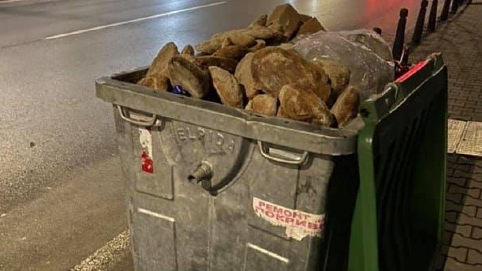 Пълна с хляб кофа за боклук в центъра на София разгневи хиляди
