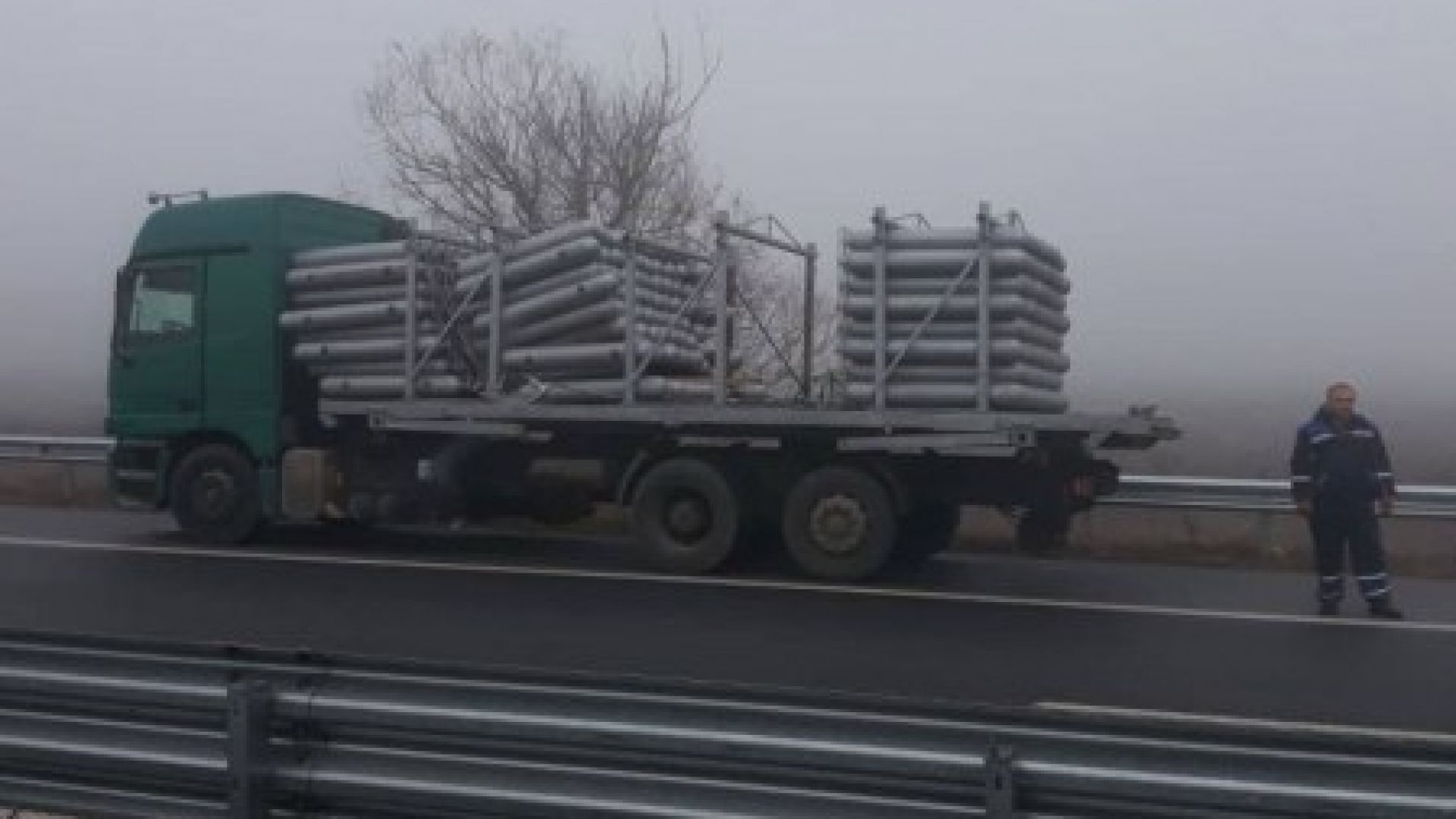 Цистерна превозваща метан се удари в лек автомобил на АМ