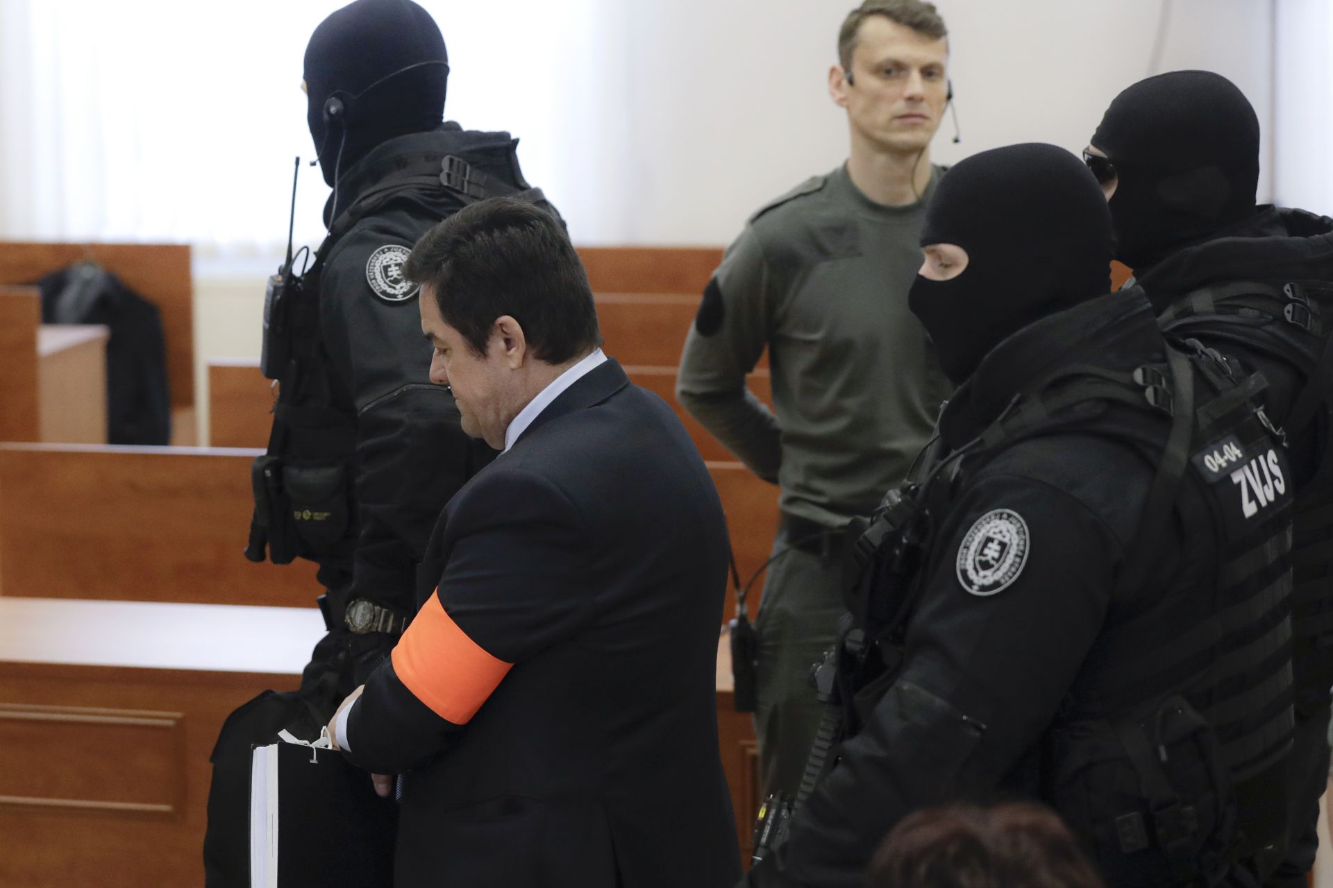Мариан Кочнер пристига в съдебната зала, придружаван от въоръжени полицаи