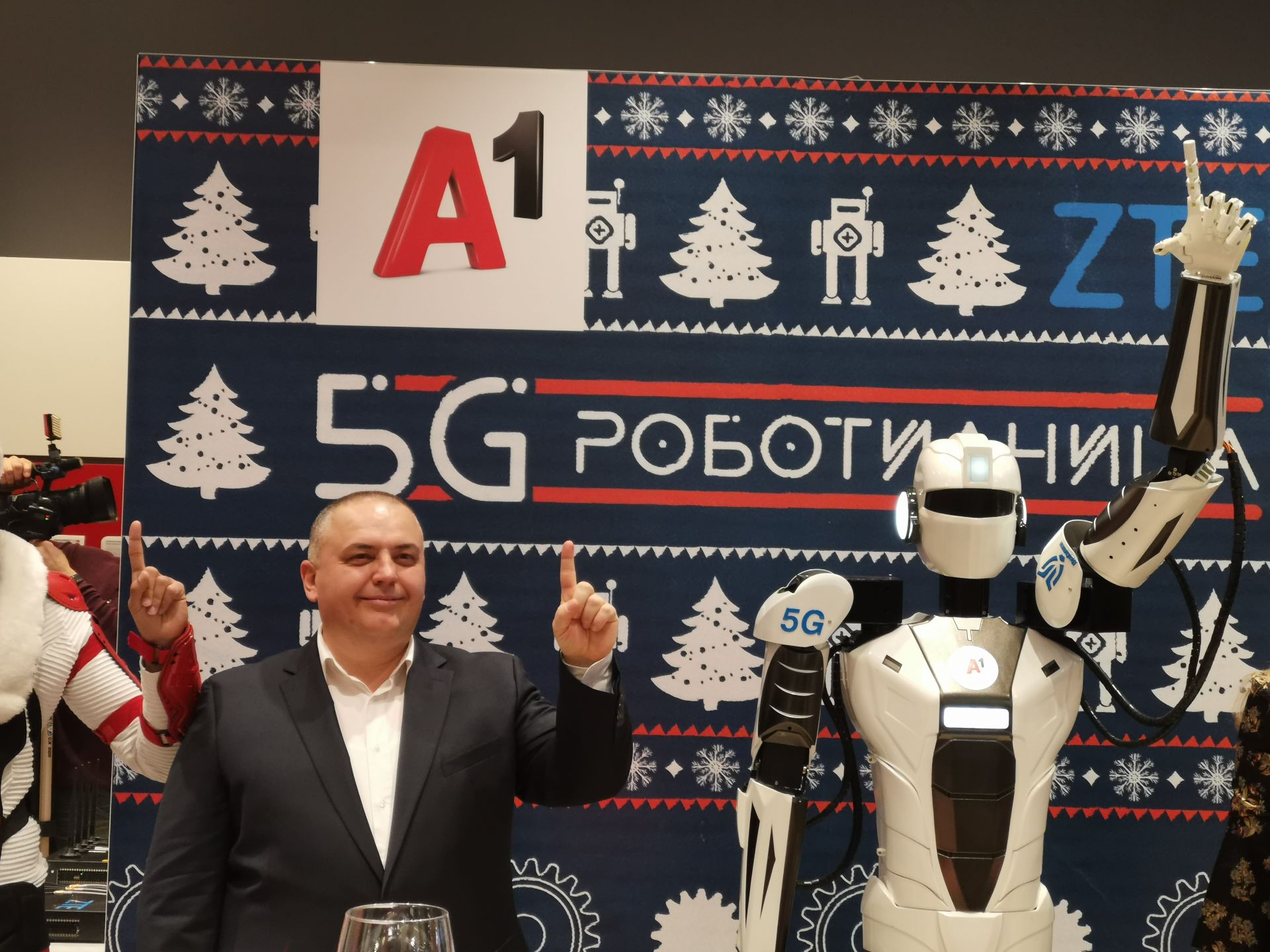 Красимир Петров, директор "Конвергентна мрежа и услуги" в А1 България и роботът използван при 5G демонстрацията
