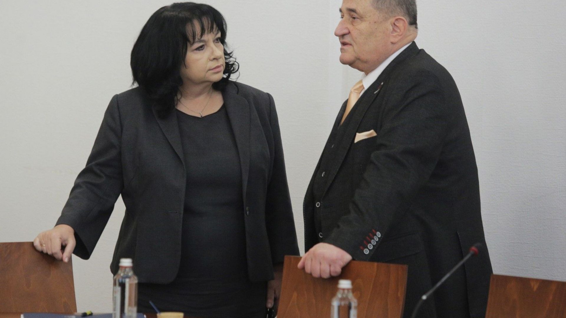 Общо пет са компаниите в кратката листа с които страната