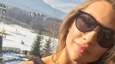 Никол Станкулова събира тен край ски пистата
