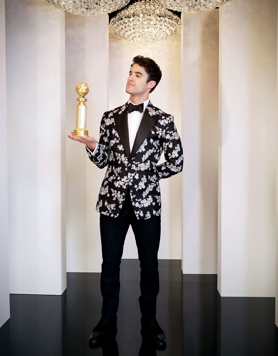 Дарън Крис с приза си за най-добър актьор от наградите "Златен глобус"за ролята си в минисериала "Смъртта на Джани Версаче" през януари в Бевърли Хилс, Калифорния
