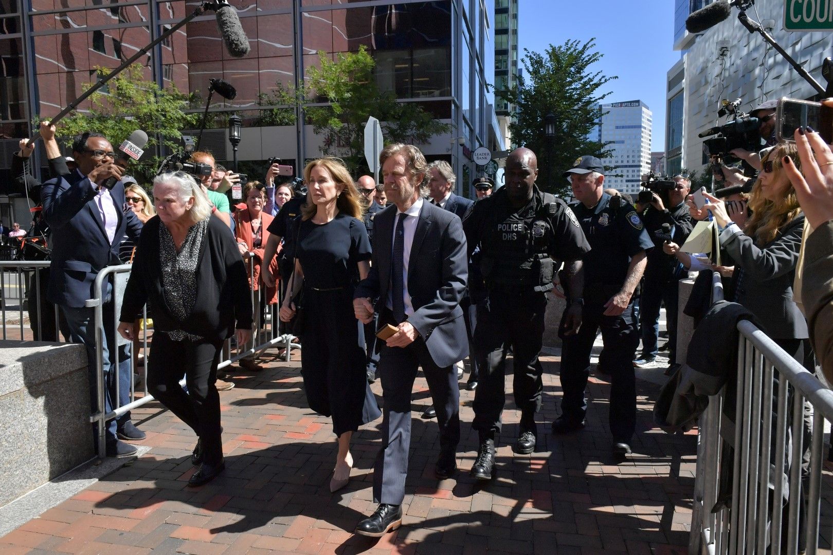 Фелисити Хъфман и съпругът ѝ Джон Мейси на влизане в съда за изслушването ѝ по корупционния университетски скандал през септември в Бостън