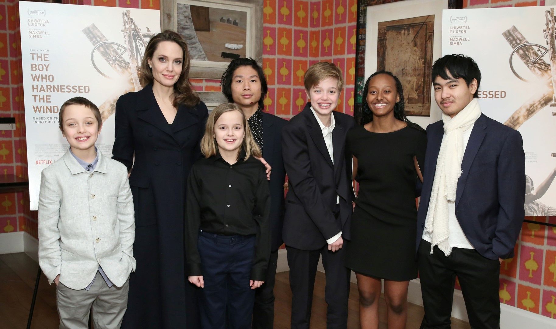 Анджелина Джоли с децата си Нокс, Вивиан, Пак, Шайло, Захара и Мадокс на специалната прожекция на Тhe Boy Who Harnessed the Wind през февруари 2019 в Ню Йорк