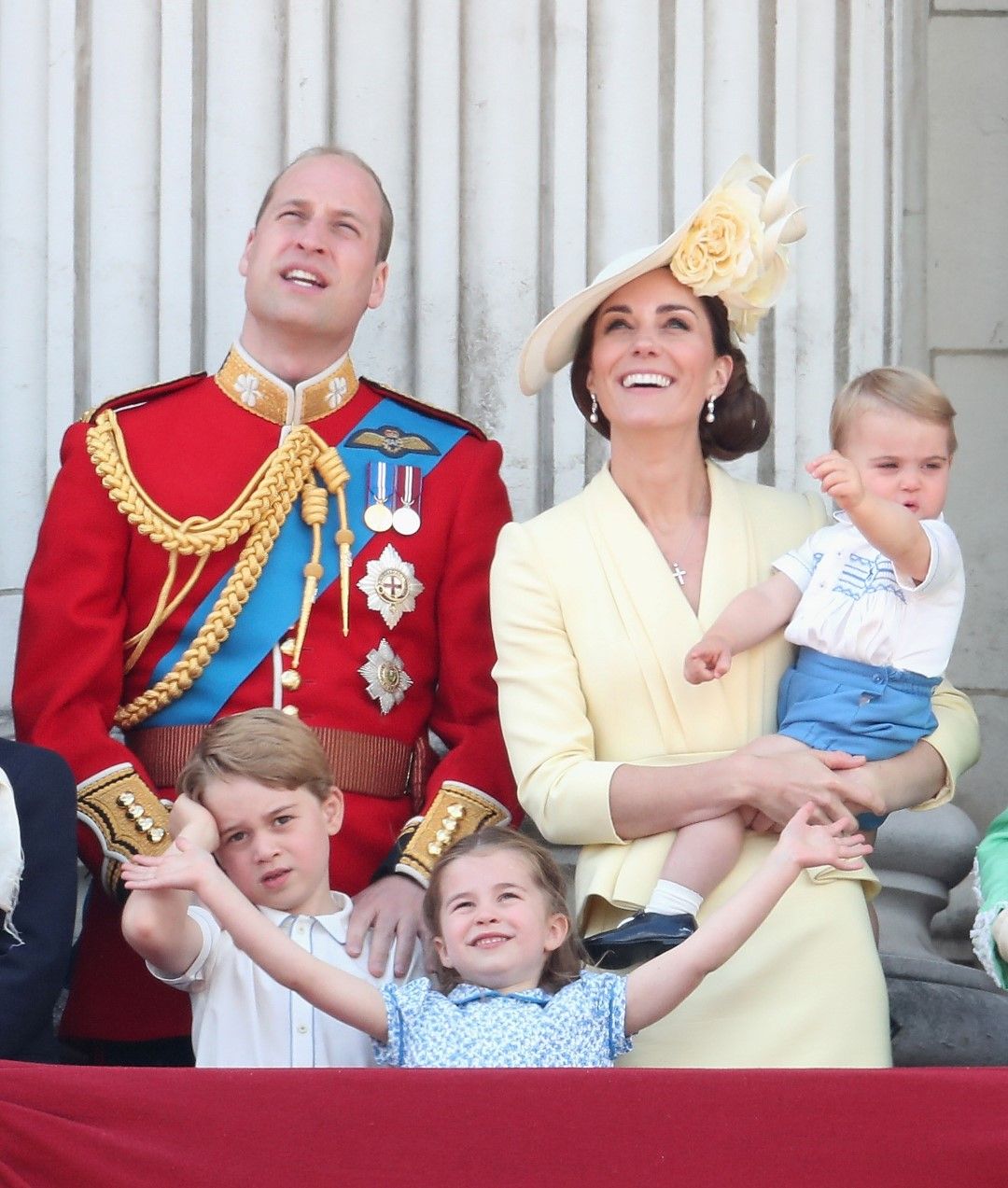 Принц Уилям, Кейт и трите им деца - Джордж, Шарлот и Луи на балкона на Бъкингамския дворец за традиционните тържества по случай рождения ден на кралицата през юни 2019