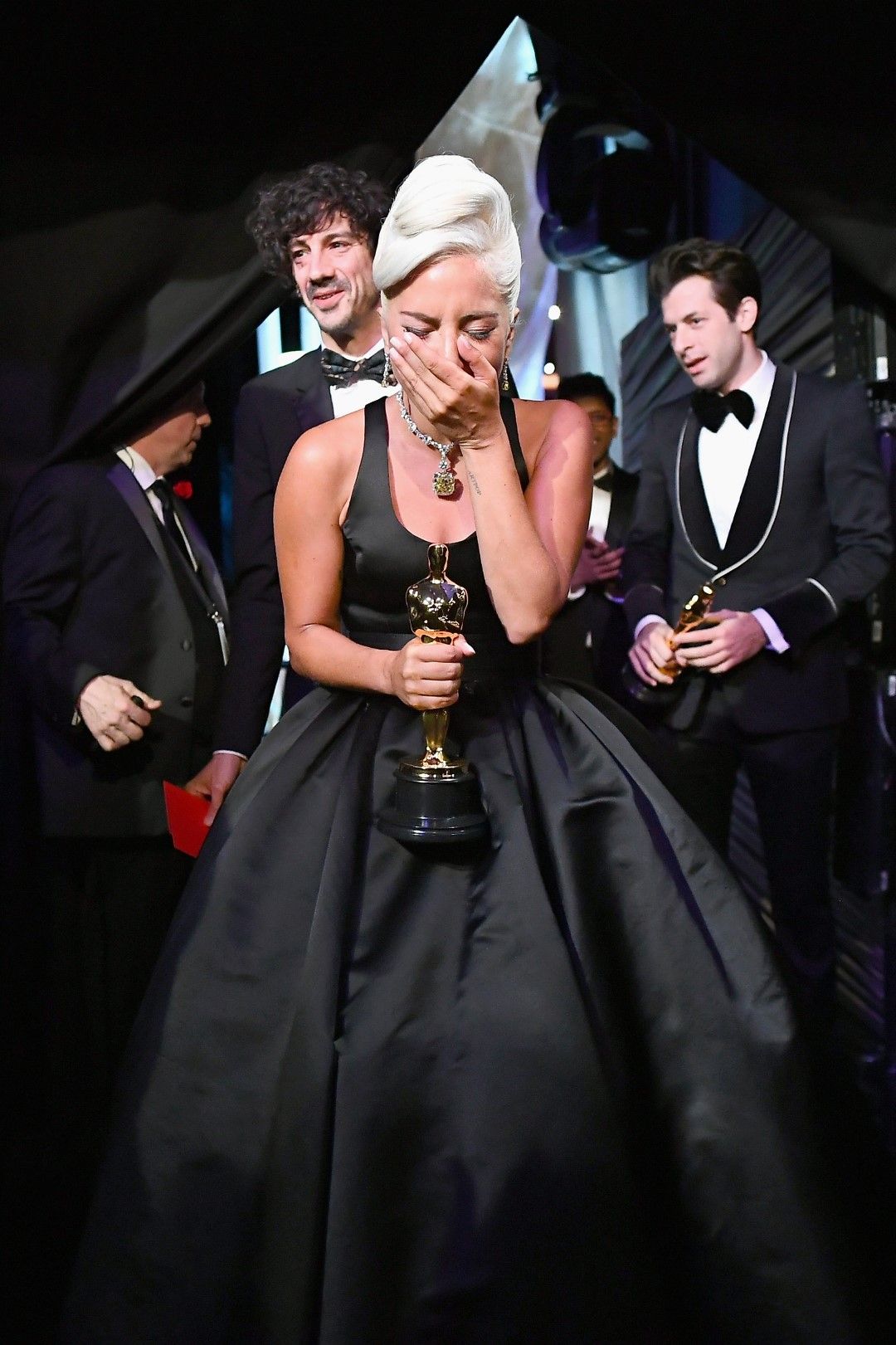 Лейди Гага с наградата си за Оригинална песен от филма "Роди се звезда" на 91-вите награди "Оскар" в Долби тиътър през февруари в Холивуд