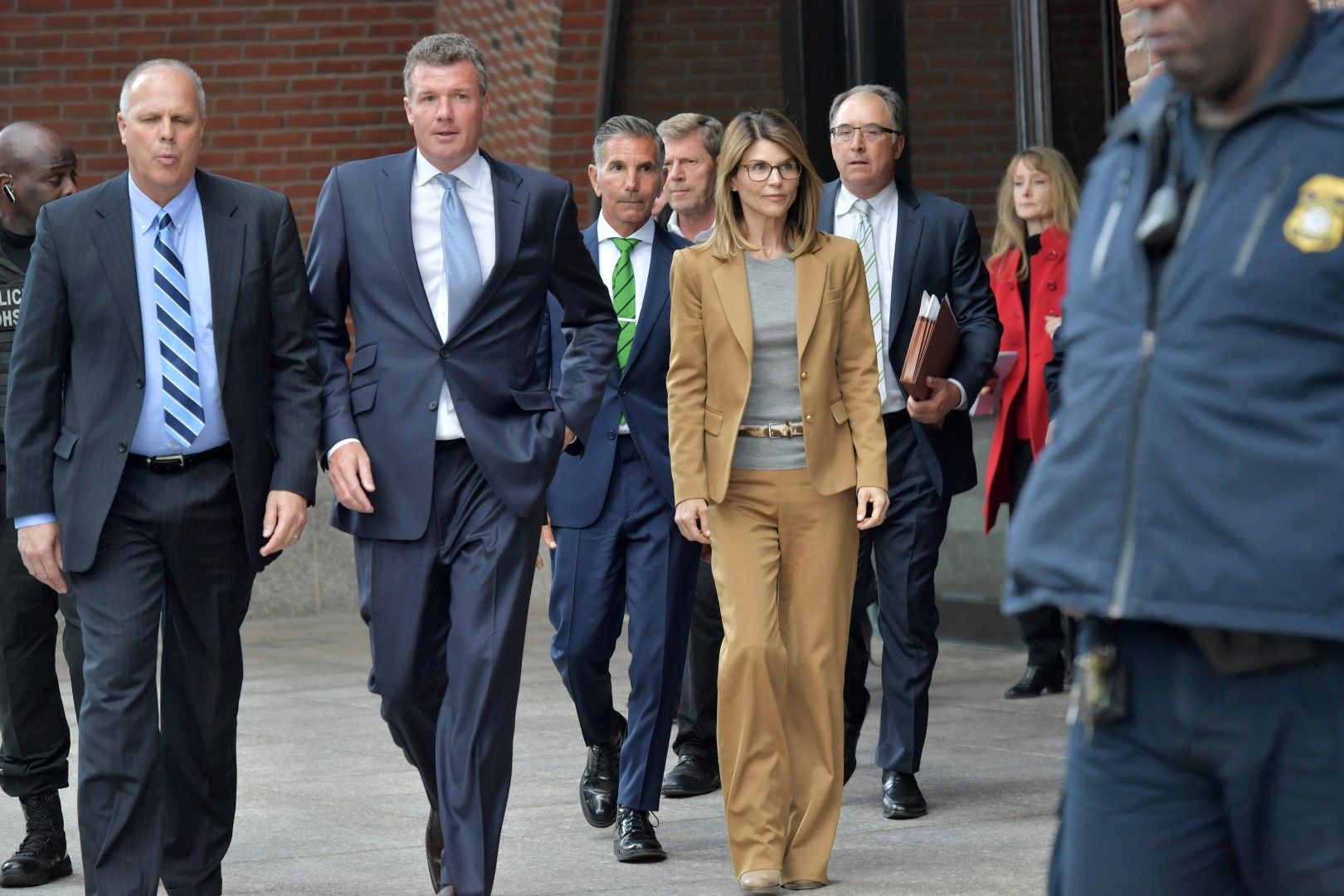Лори Логлин напуска съда в Бостън след изслушването обвиненията в университетския корупционен скандал през април