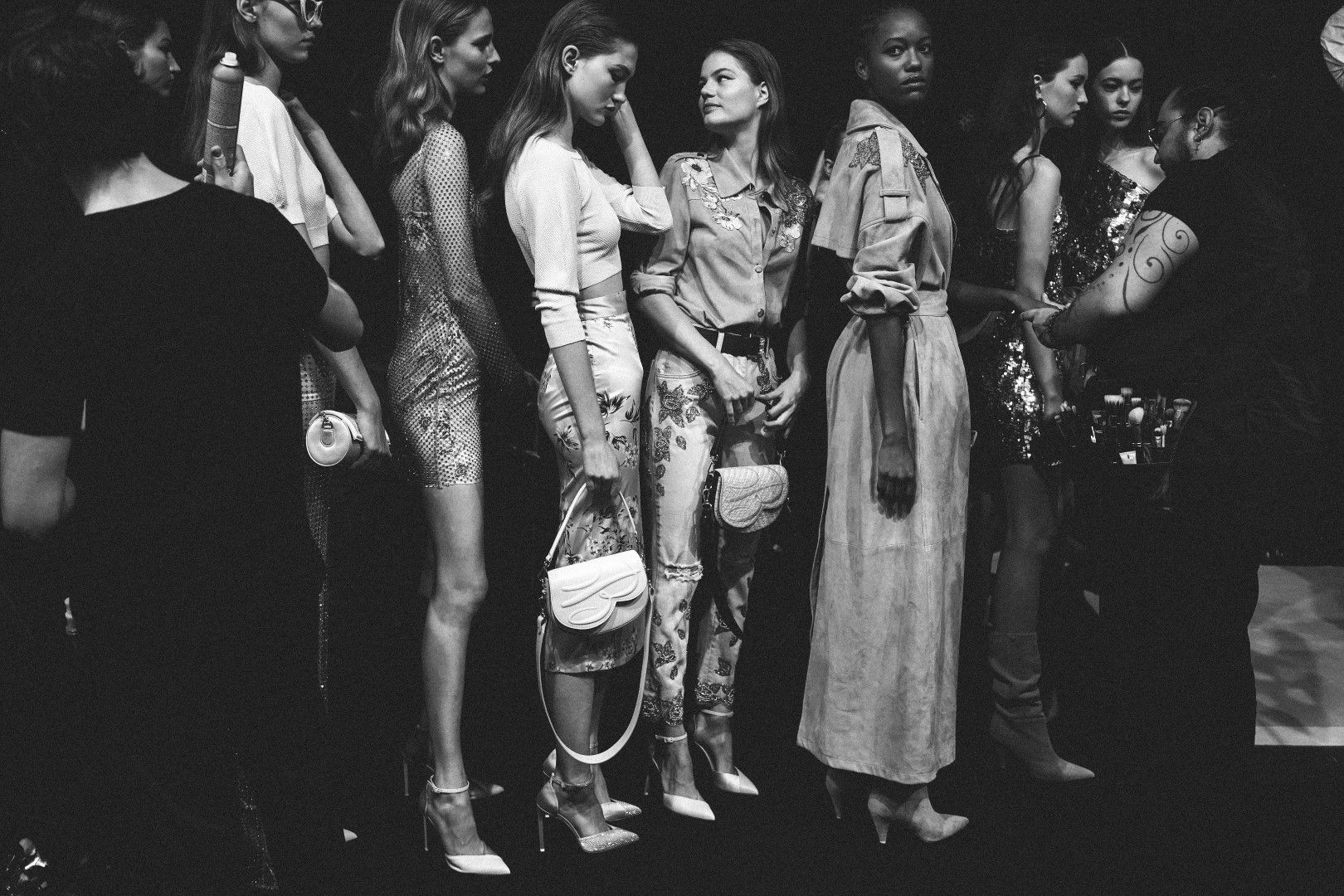 Модели в бекстейджа на Bluemarine по време на Седмицата на модата в Милано пролет/лято 2020 през септември