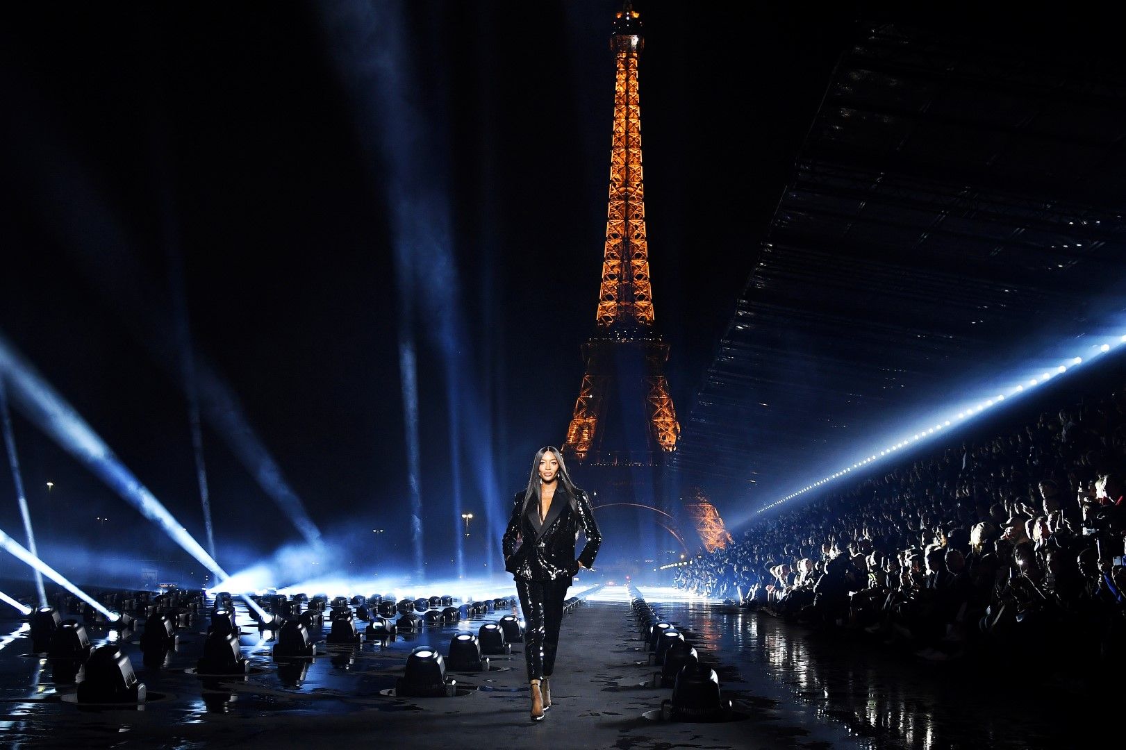Наоми Кембъл на дефилето на Сен Лоран пролет/лято 2020 на Парижката седмица на модата през септември в Париж