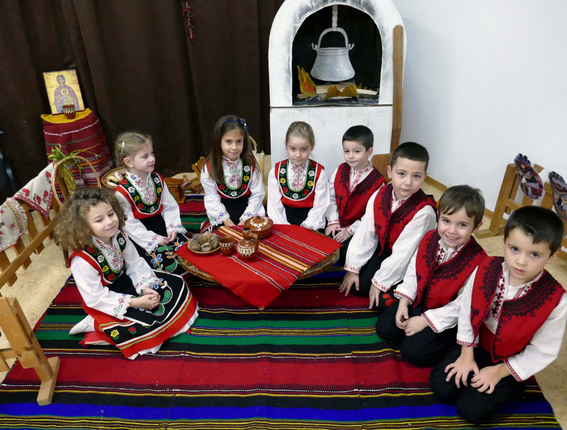 Деца от Пловдив пресъздадоха обичая - днес на трапезата се слагат орехи
