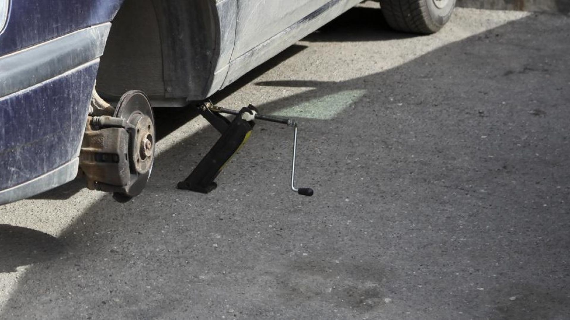 Вандали принудиха шофьори в Шумен да си купуват нови гуми