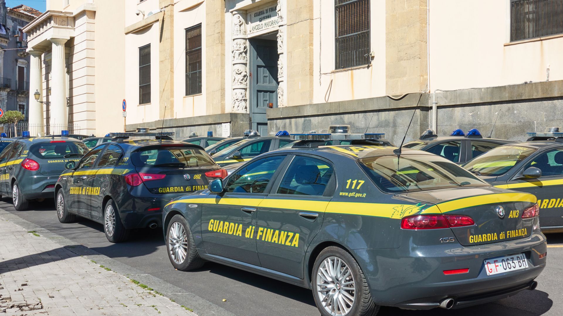 Българските служби правят проверка за това дали задържаната в Италия
