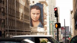Кобре нарисува огромен портрет на Грета Тунберг в Сан Франциско