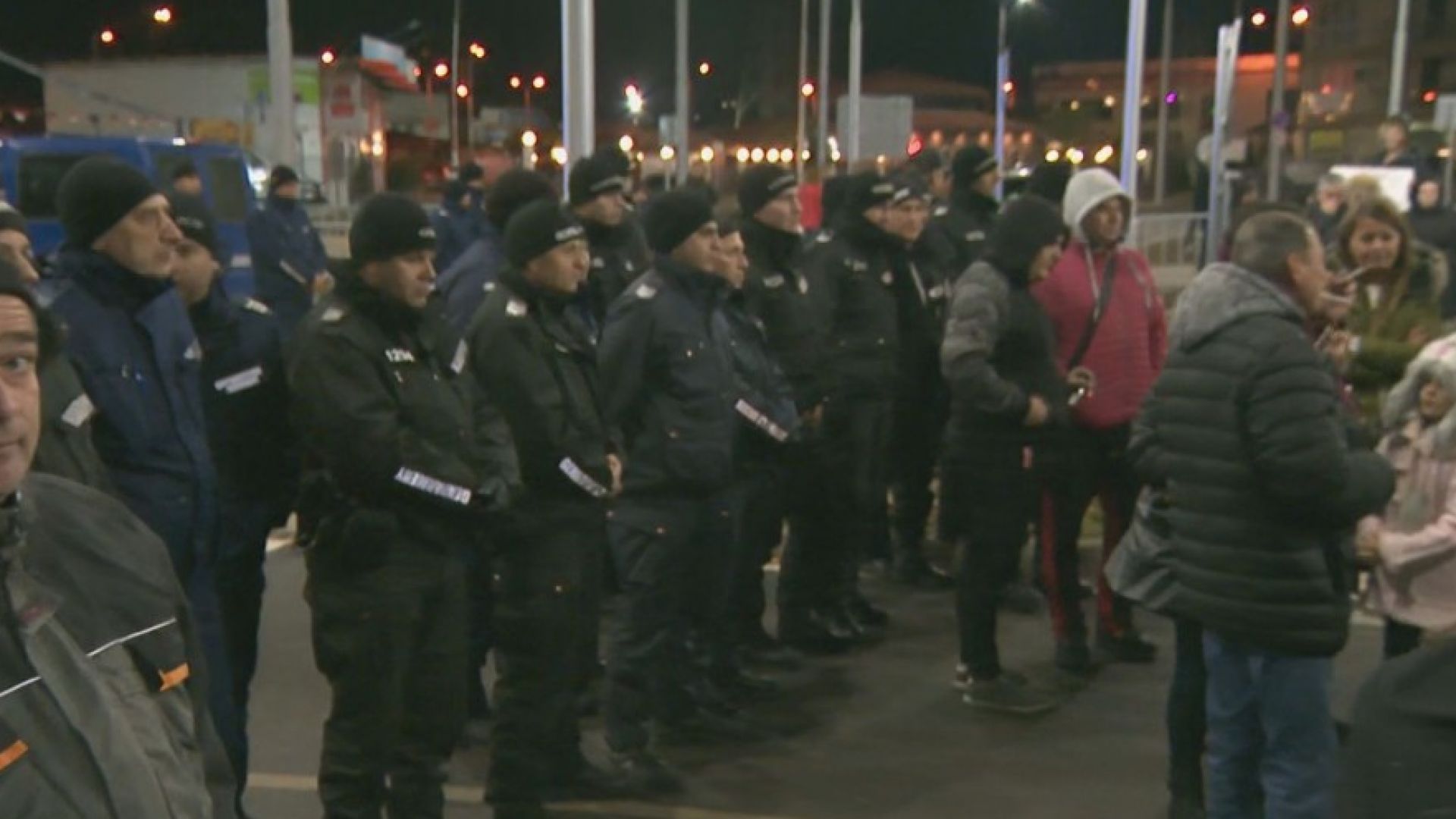 С възгласи Искаме вода десетки перничани блокираха новото кръгово кръстовище