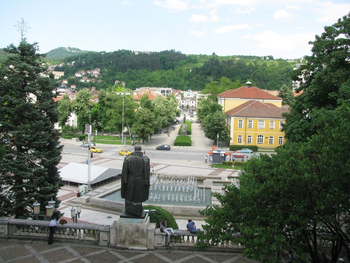Изглед от Дома на културата, пред който се издига паметника на именития габровец Емануил Манолов - основоположник на българското професионално композиторско творчество