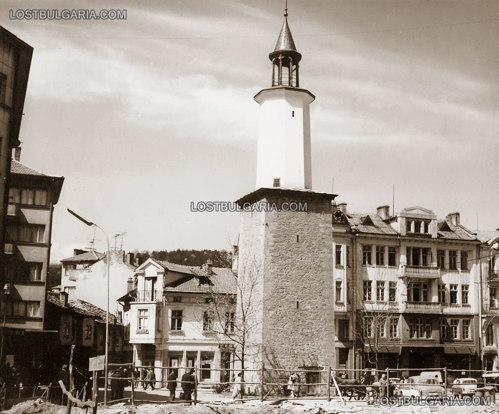  Часовниковата кула в центъра на града, 50-те години на ХХ век. И до днес тя се издига там