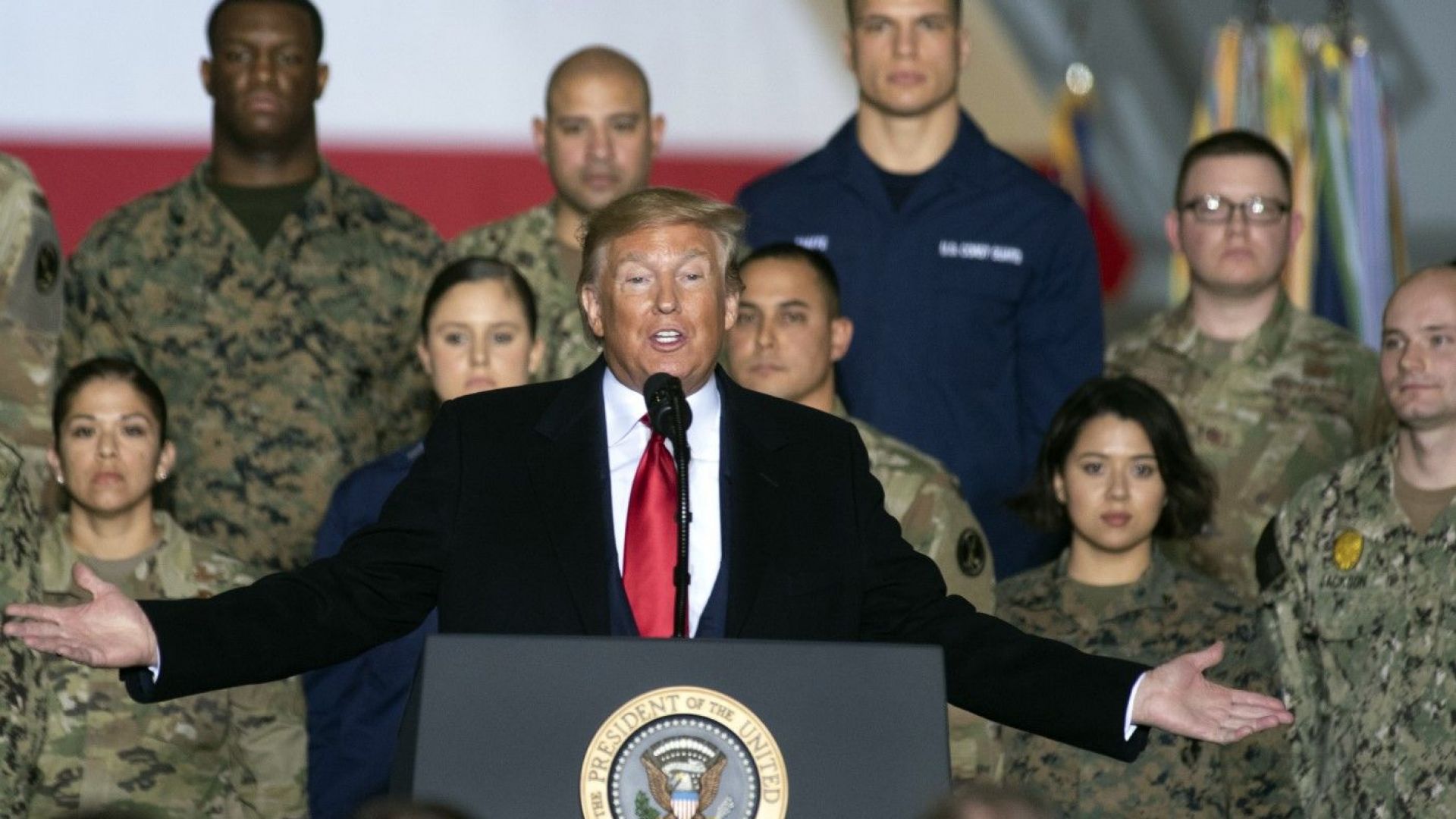 Американският президент Доналд Тръмп подписа закона за бюджета за отбрана