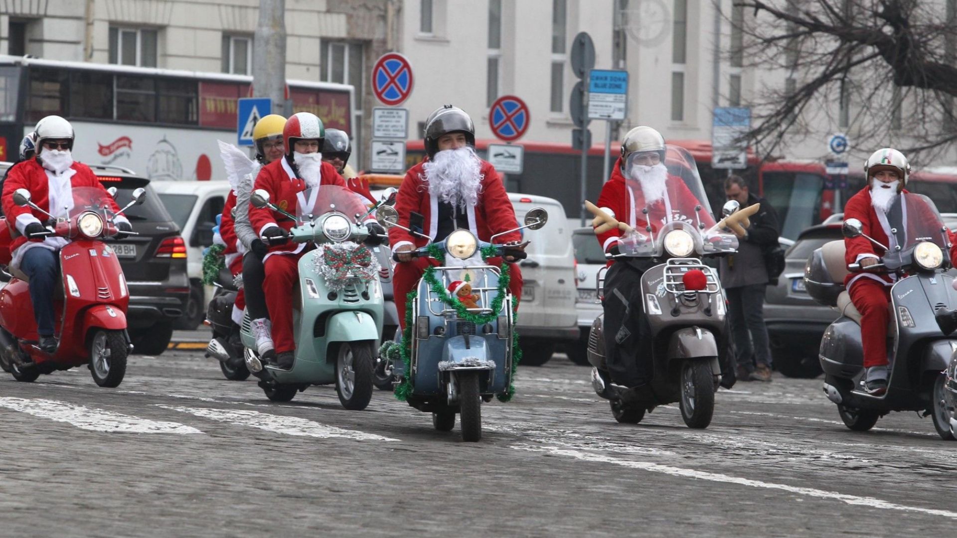 Мотористи с костюми на Дядо Коледа обикаляха из София