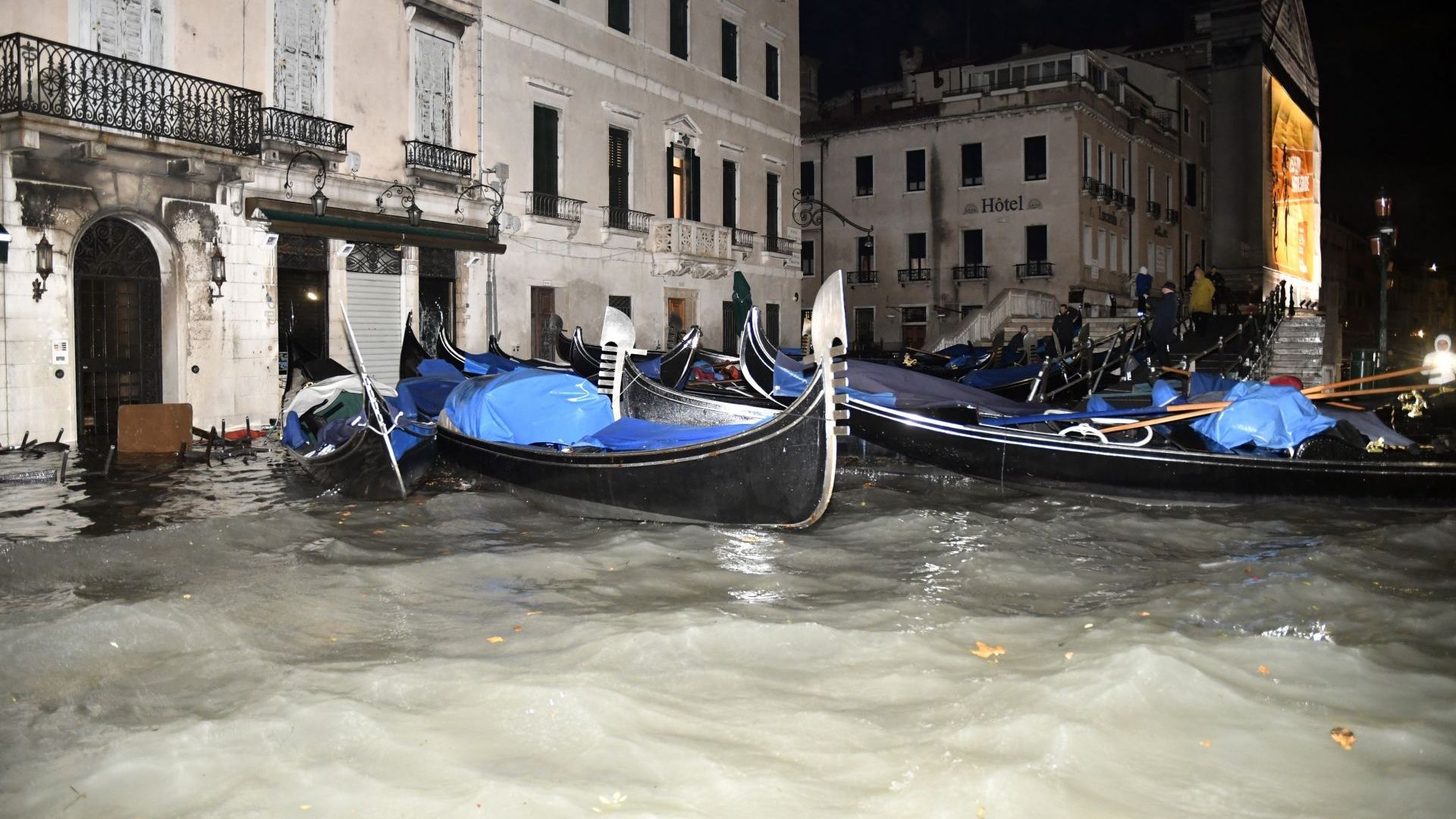 Лошо време обхвана Италия Венеция е заплашена от нови наводнения
