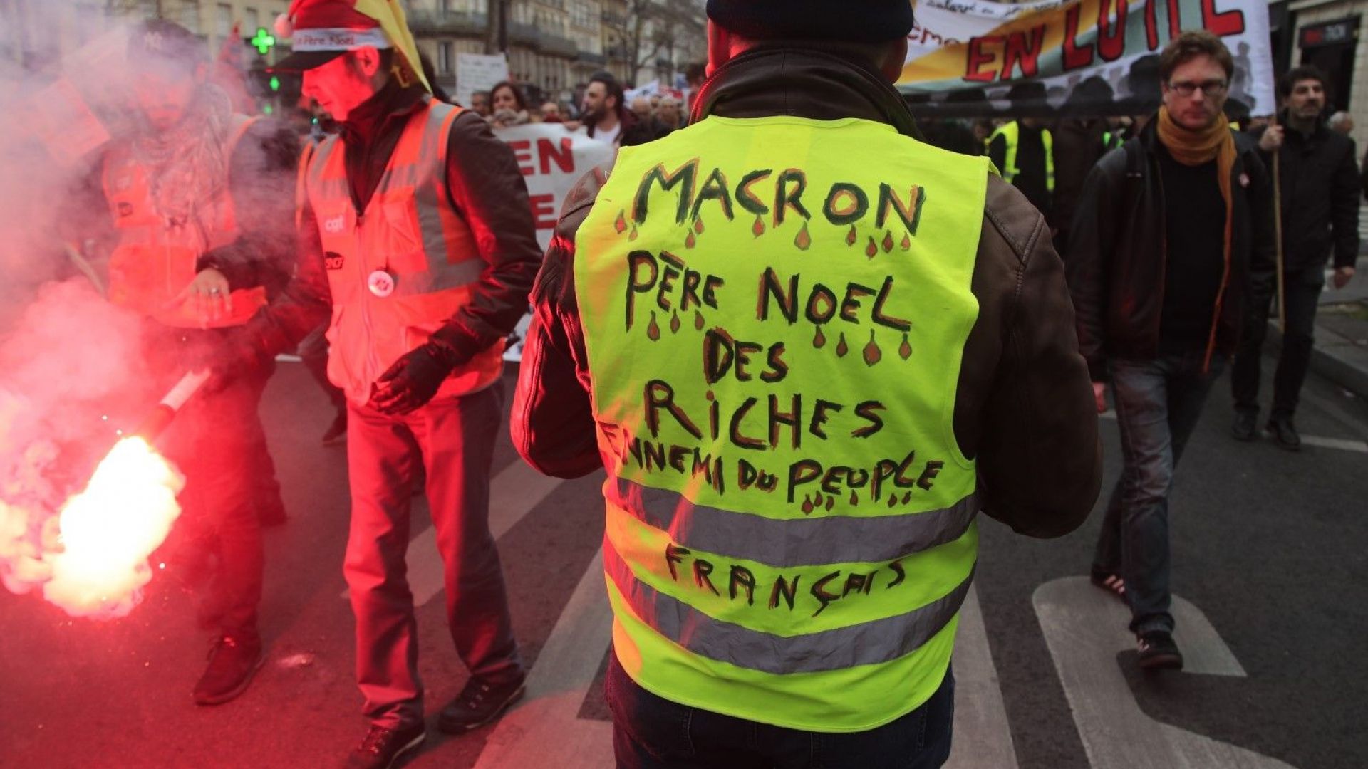 Макрон се отказа от пенсията си (€6220) и поиска от нацията примирие