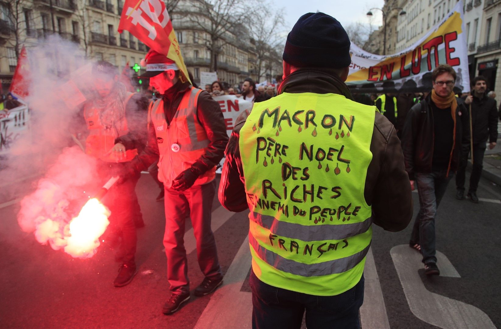 Протест срещу пенсионната реформа, Париж, 19 декември. На гърба на жълтата жилетка пише: "Макрон, Дядо Коледа за богатите"