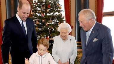 Кралица Елизабет II събра четири поколения за Коледа