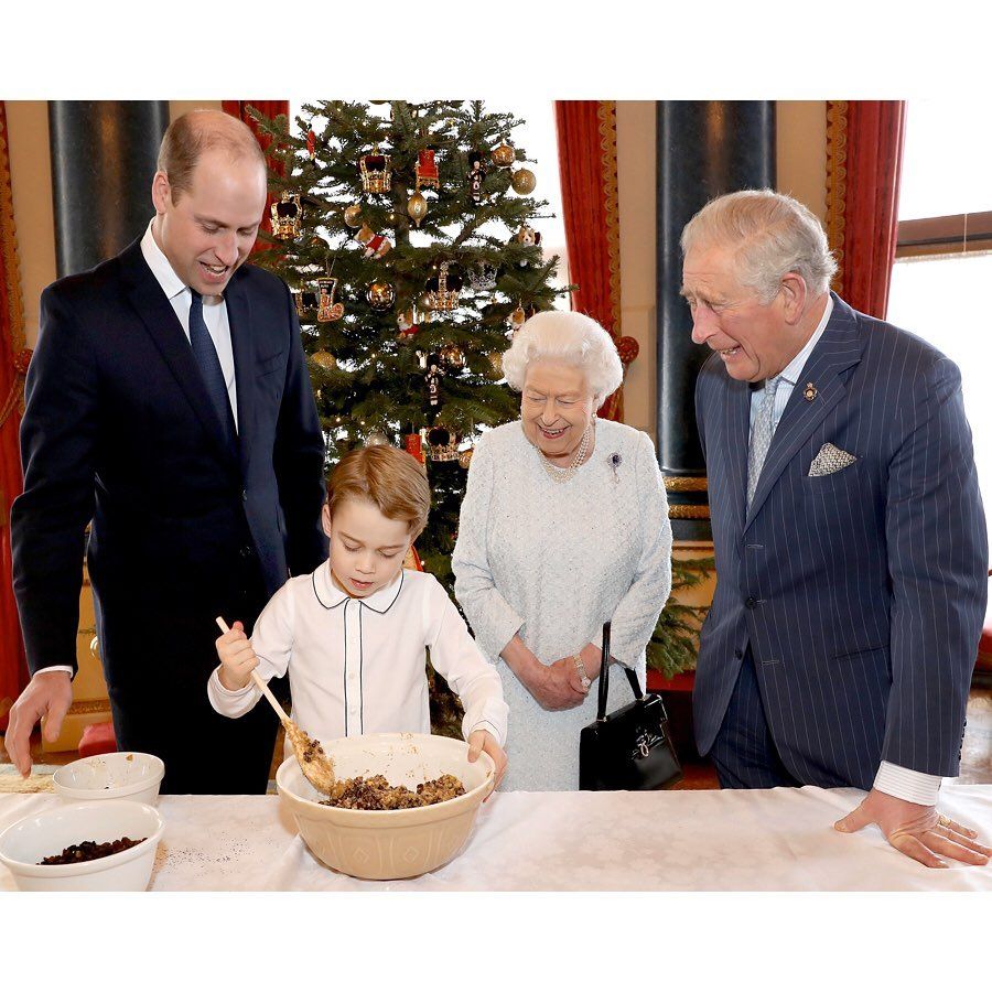 кралица Елизабет II, принц Чарлз, принц Уилям и принц Джордж