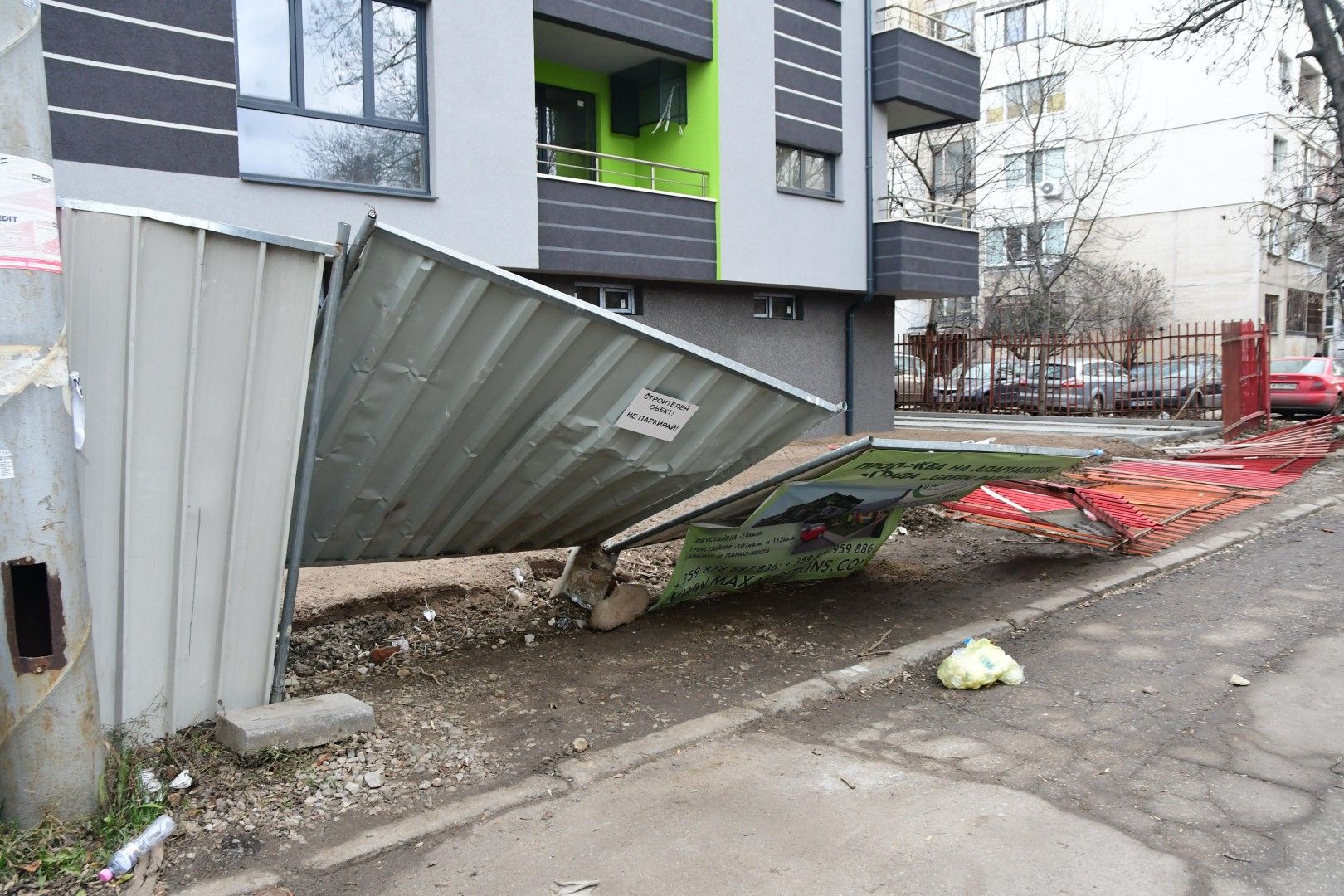 Аварийни екипи са се отзовали на сигнали за проблеми със строителни огради по време на бурята