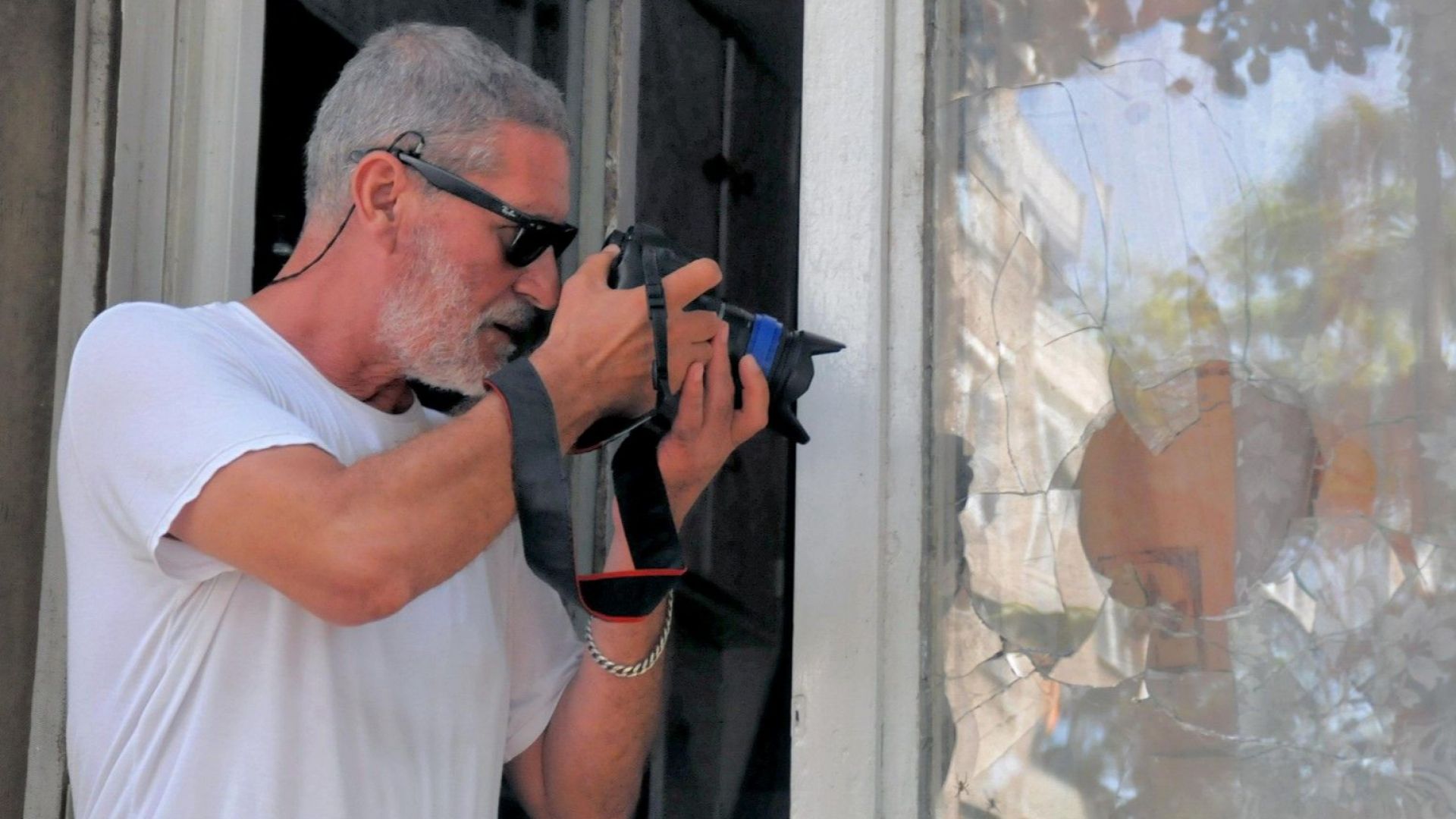 Неизвестен мъж е счупил прозорци на жилището на бургаския фоторепортер