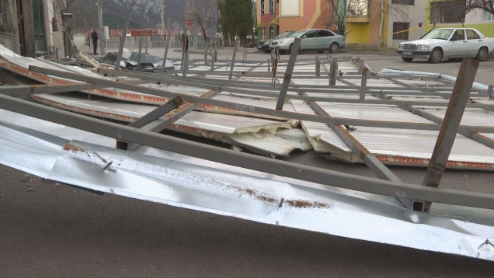 Бурен вятър причини щети на няколко места в страната през