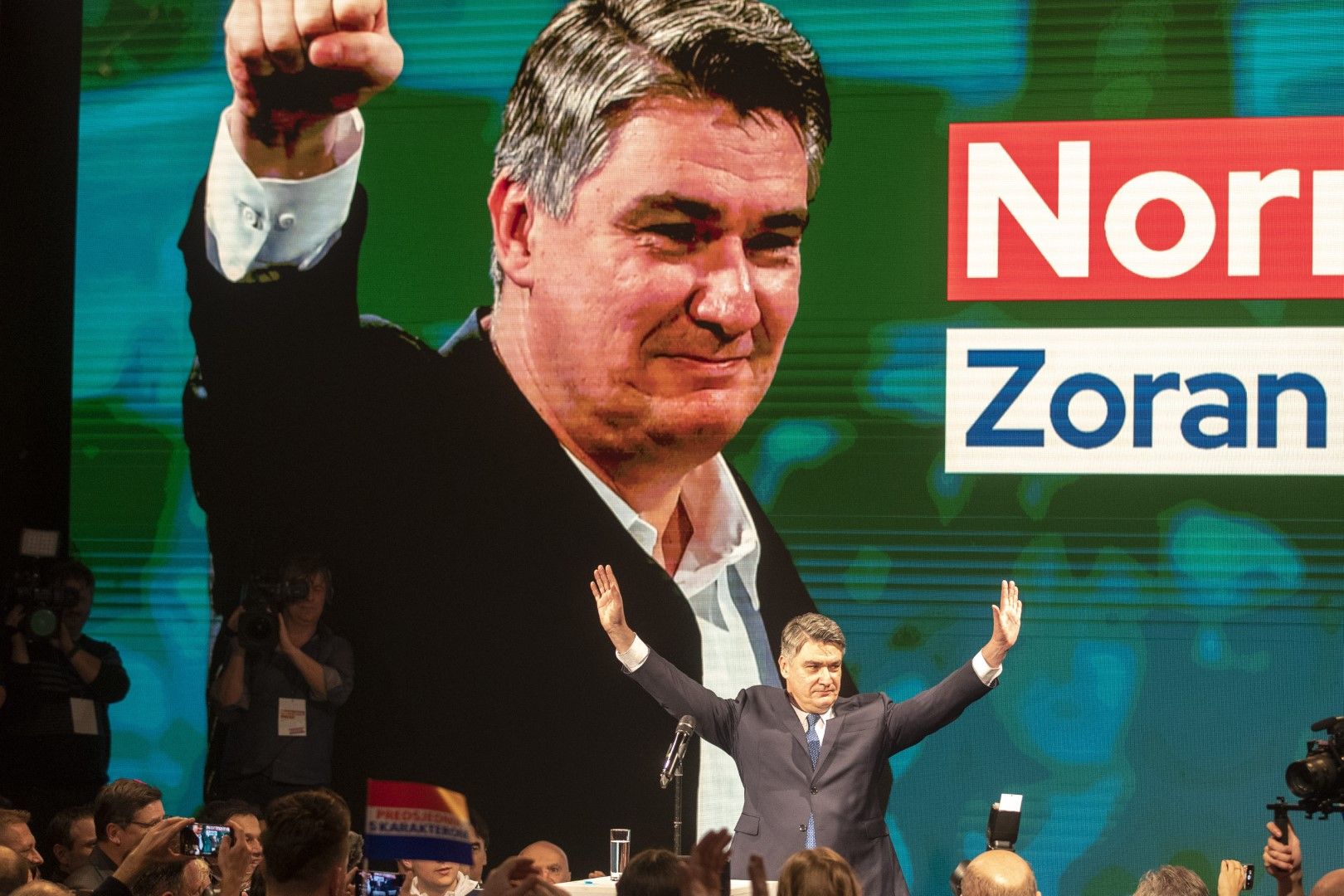 Социалдемократът Зоран Миланович е подкрепян от либералната опозиция