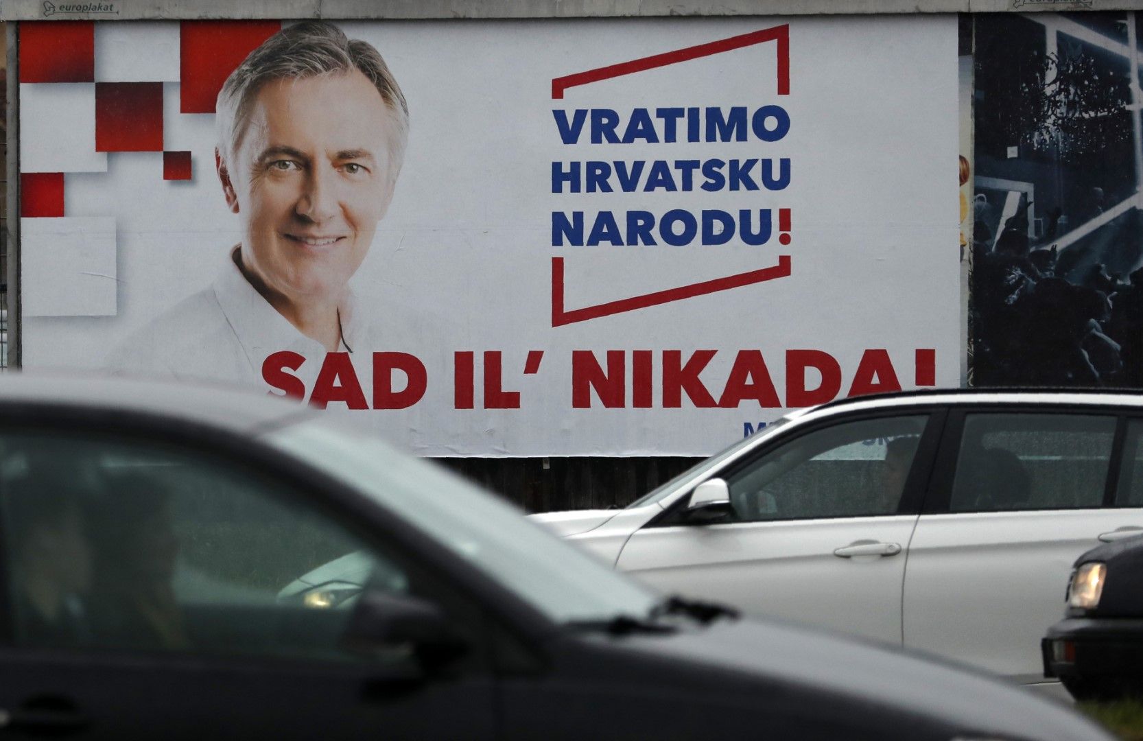 Плакат с послание на независимия кандидат Мирослав Шкоро, на който пише: "Да върнем Хърватия на народа. Сега или никога"