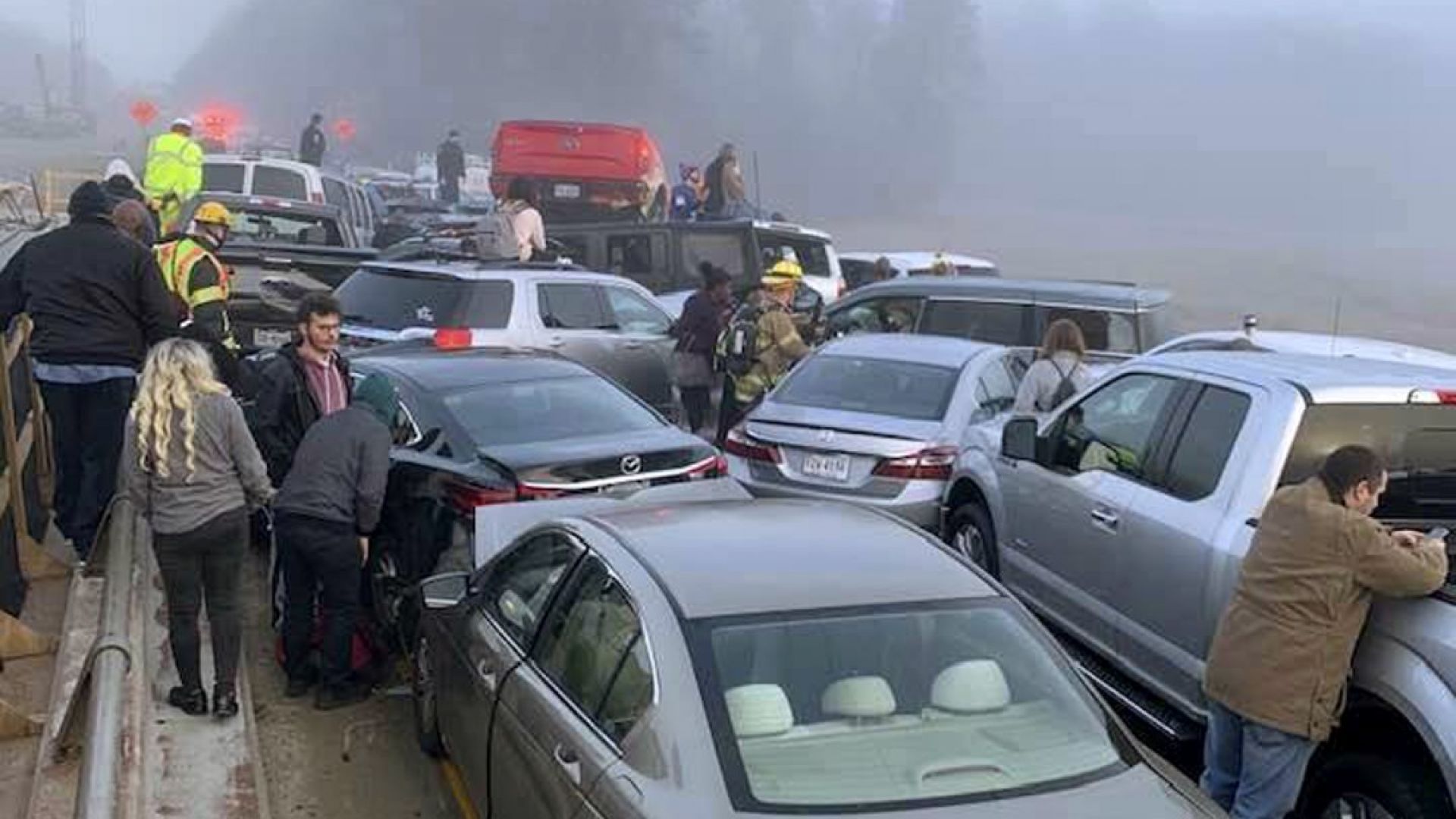 Гъста мъгла и поледица на междущатска магистрала в американския щат