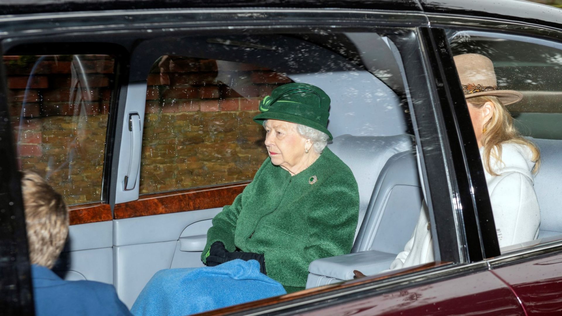 Кралицата отиде на църковната служба без принц Филип