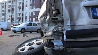 Купонджии с БМВ потрошиха 6 коли след гонка с полицията в Пловдив