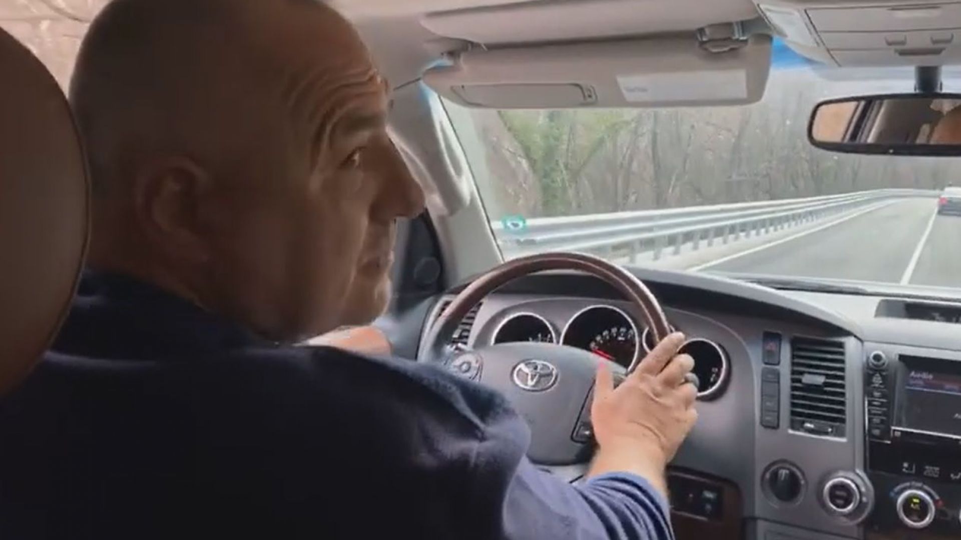 С джип предпразнично тръгна на инспекция по пътищата премиерът Бойко