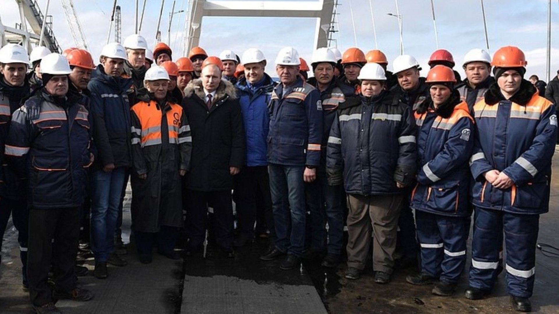 Руският президент Владимир Путин премина Кримския мост с влак по