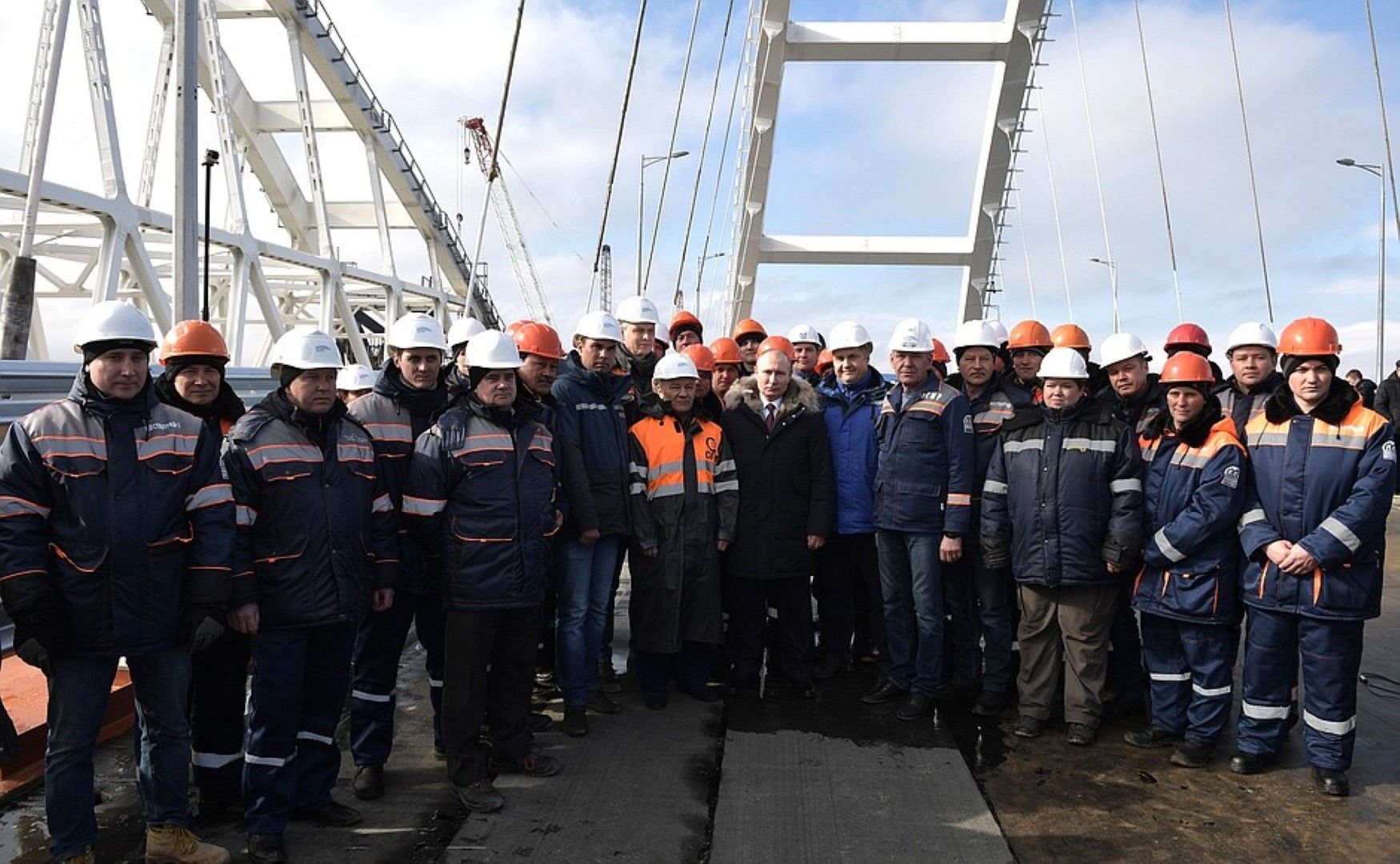 Владимир Путин сред строителите на железопътната линия по Кримския мост (архив, 18 март 2018 г.)