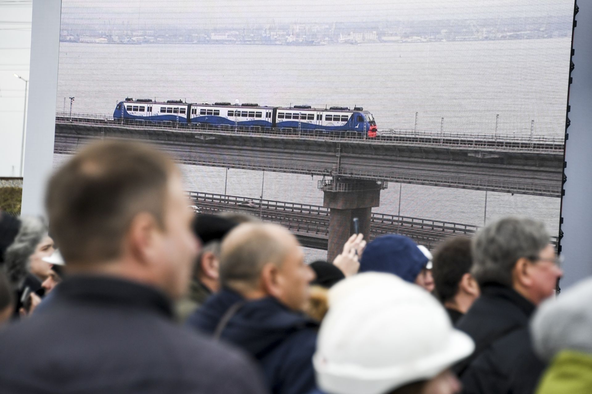 Първият влак по Кримския мост