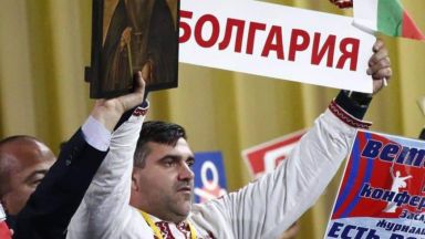 Московската полиция е задържала четирима души пред сградата на руското