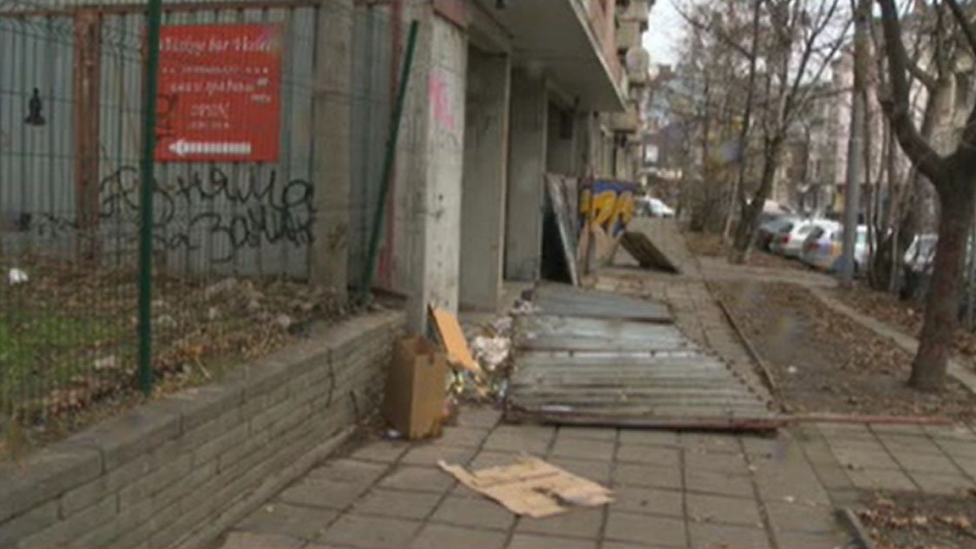 Ограда на изоставен строеж е паднала върху жена и 3 годишната