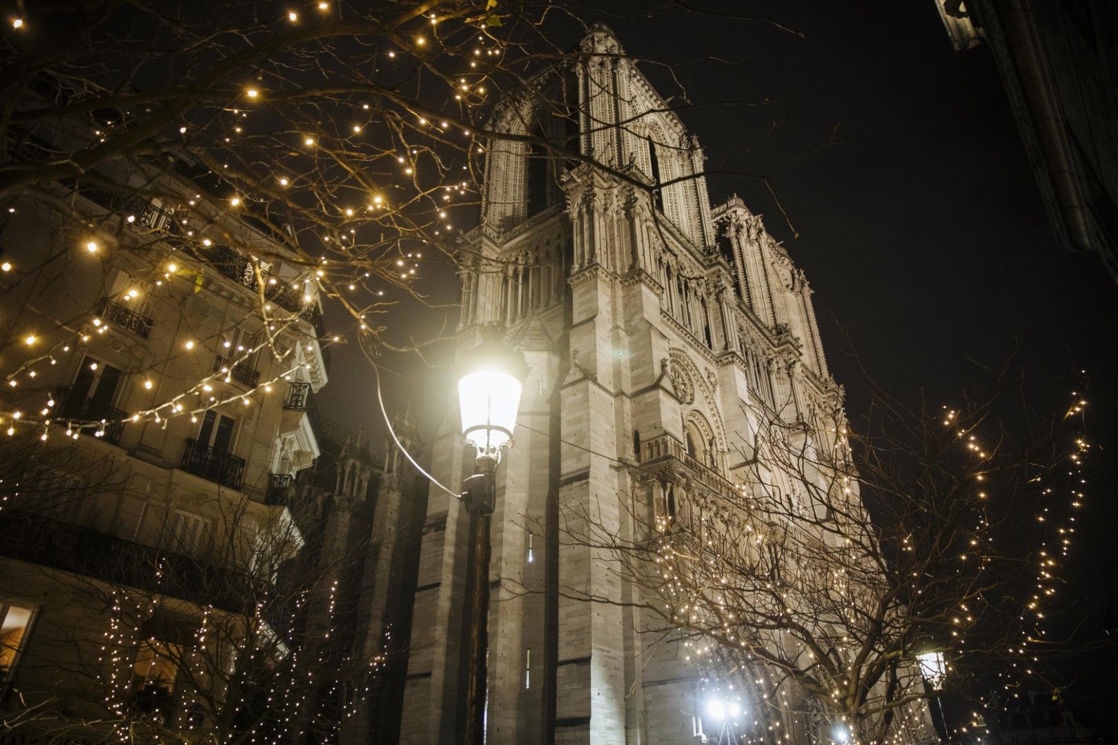 Украса около катедралата "Нотр Дам" в Париж, 23 декември 2019 г.