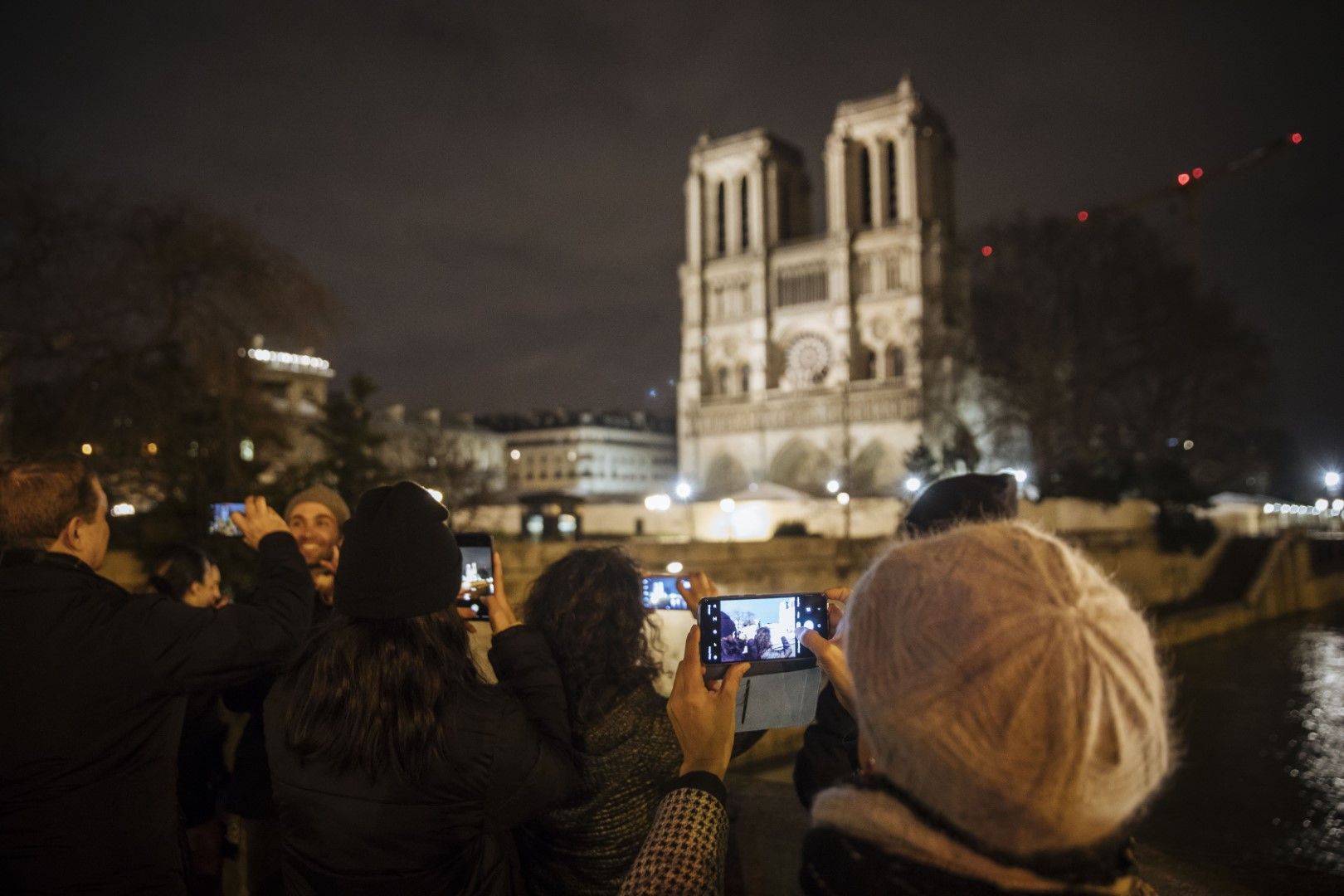 Катедралата продължава да е туристическа атракция в Париж, 23 декември 2019 г. 