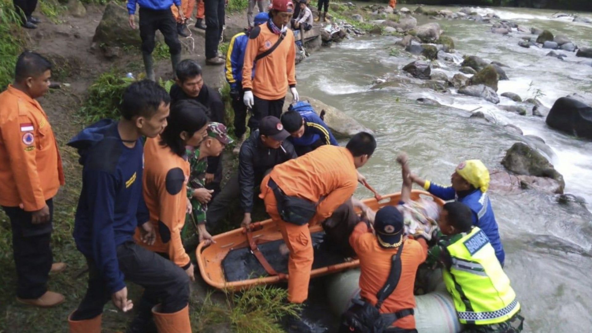 Двадесет и пет души загинаха при падане на автобус в