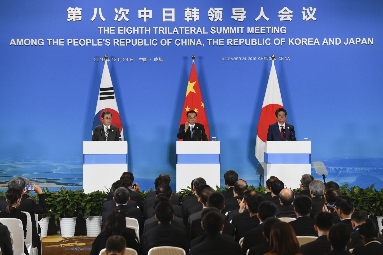 След срещата на високо равнище Китай-Япония-Южна Корея (от ляво): президентът на Южна Корея Мун Дже-ин, премиерът на Китай Ли Къцян и премиерът на Япония Шиндзо Абе
