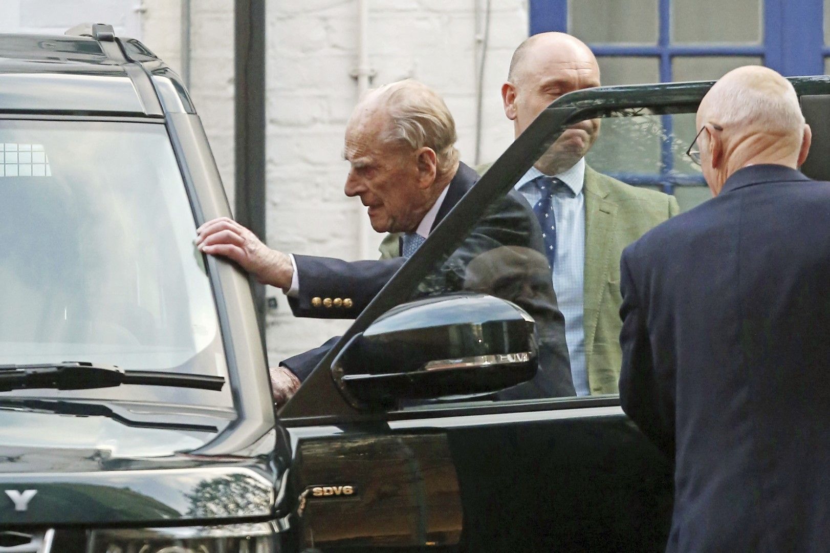 Принц влиза в колата, след като бе изписан от болница "Крал Едуард Седми" в Лондон